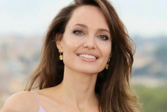 Очарована своим изображением в виде тату: Анджелина Джоли поцеловала поклонника