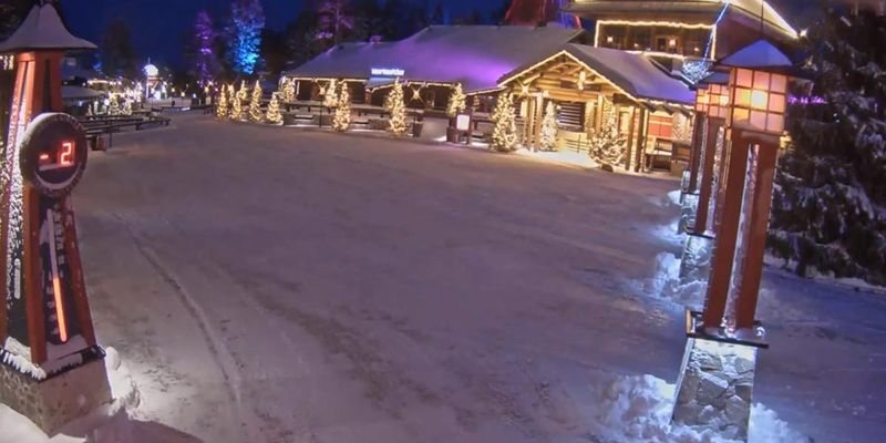 Деревню Санта-Клауса в Лапландии засыпало снегом