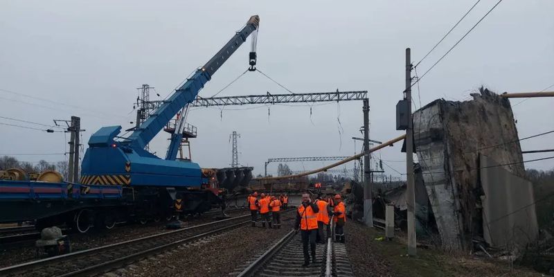 "Восстанавливать не имеет смысла": в России рухнул железнодорожный мост. ВИДЕО