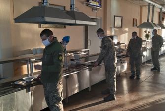 Карантинные правила: солдаты в воинских частях едят по одному за столом