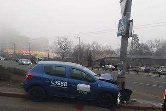 В Киеве такси Uber влетело в столб, есть пострадавшие