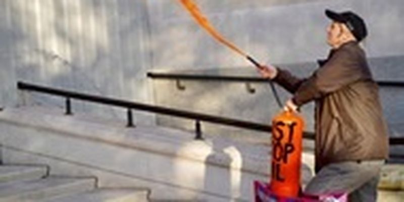 Экоактивисты окрасили улицы Лондона в оранжевый цвет