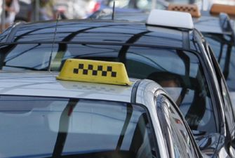 В Запорожье таксист заставил пассажира умыться зеленкой: появилось видео