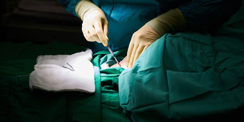 У Британії лікарі прооперували жінку без анестезії, ігноруючи її крики