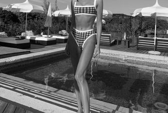 Ельза Госк обирає чорно-білі купальники: модель похизувалася сексуальними кадрами з відпочинку