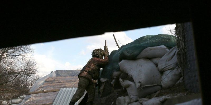 На Донбассе боевики ранили трех украинских военных
