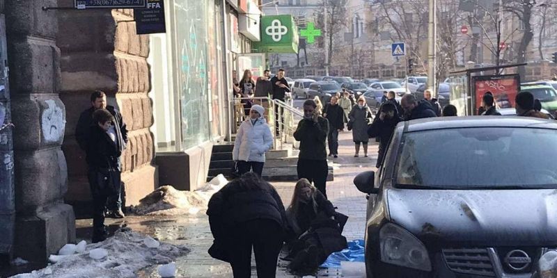 В центре Киева возле университета на девушку упала глыба льда - она потеряла сознание