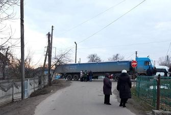 Вантажівка заблокувала в’їзд до санаторію, де мають розмістити евакуйованих з Китаю українців