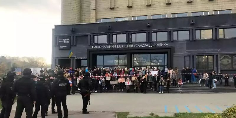 У «Довженко-Центрі» пройшла акція протесту проти реорганізації установи