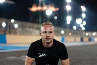 Російський гонщик вляпався у скандал з оголеною дівчиною: сина мільярдера закликають вигнати з Формули-1