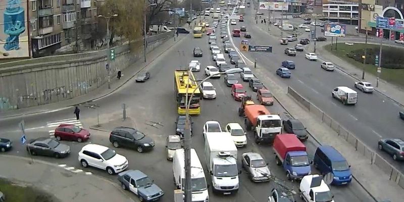 В Киеве ограничат движение на Индустриальном путепроводе: где ожидать пробки