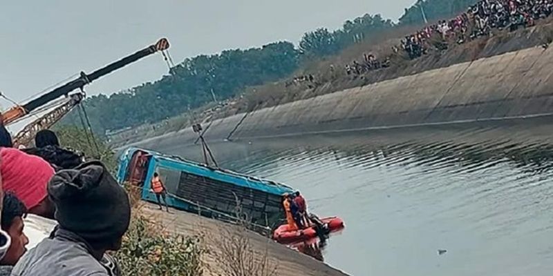 В Индии в канал упал автобус, 40 погибших