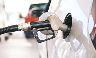 АЗС начали "разворачивать" цены на бензин: как переписали стоимость топлива