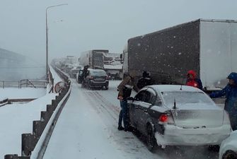 В Ростовской области РФ тысячи автомобилей застряли в снежном плену