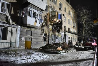 Люди начали возвращаться в разрушенный взрывом дом в Запорожье