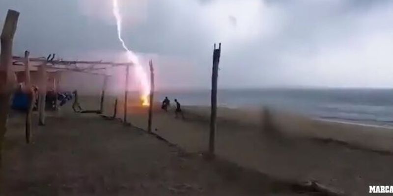 Смерть на пляже: в Мексике молния попала в двух отдыхающих