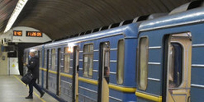 У Києві зловмисник намагався зґвалтувати дівчину у вагоні метро