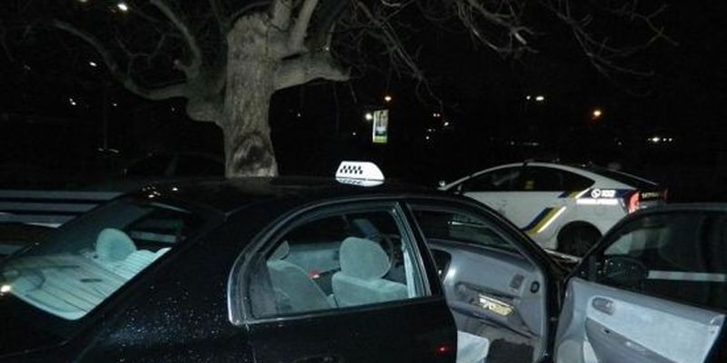 Двоє іноземців на столичній Борщагівці побили таксиста і втекли на його авто