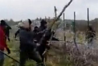 В соцсетях распространяется видео – мигранты штурмуют заграждения на белорусско-польской границе