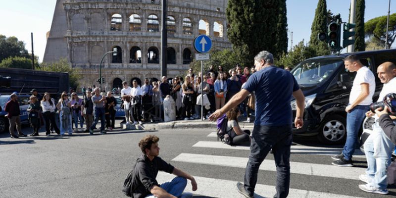 Экоактивисты перекрывали дорогу возле Колизея