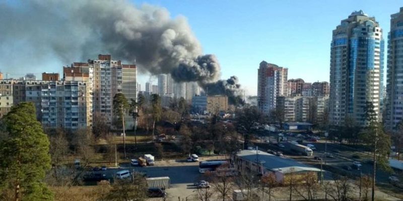 Мощный пожар вспыхнул на проспекте Победы: из офисов выводят людей