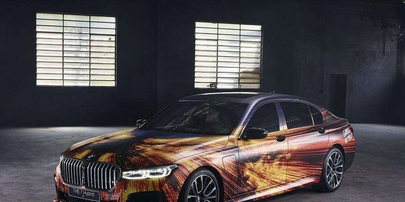 Седан BMW 7 Series превратили в полноценную картину