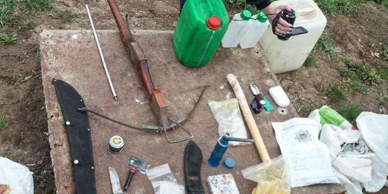 Поліція викрила незаконне зберігання наркотиків та зброї у Дністровському районі