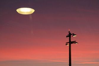 В небе над Украиной заметили НЛО: сеть заинтриговало странное фото