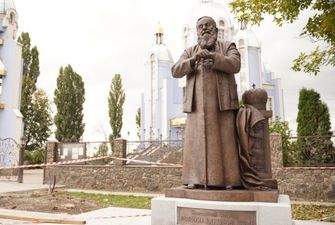 Первый в мире памятник Любомиру Гузару установили в Виннице