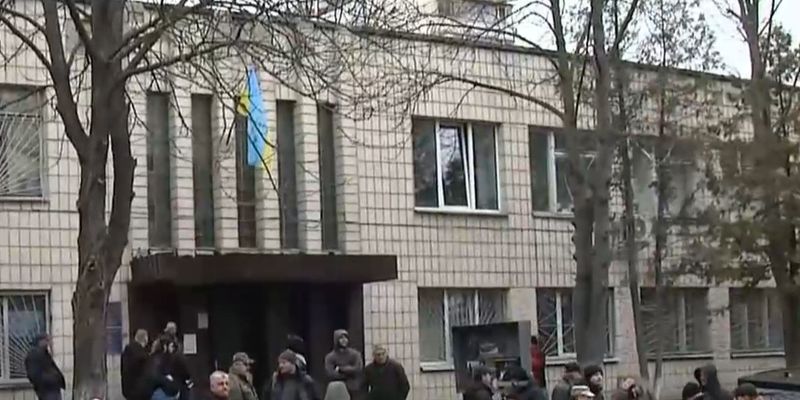 Возле военкоматов толпятся резервисты и добровольцы, желающие защищать Украину