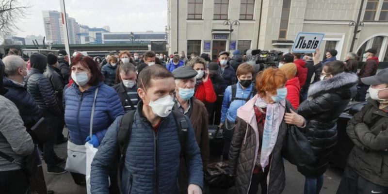 Українці екакуюються з Польщі. Після 10 квітня може виникнути нова хвиля на кордоні