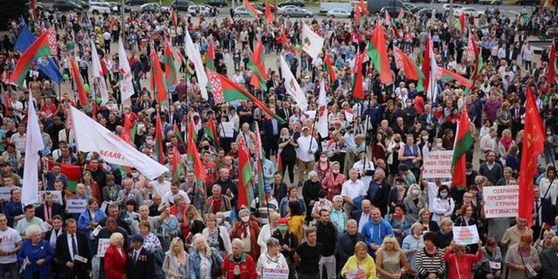 Затримання журналістів і в'язання прапорів: що відбувається в Білорусі 3 вересня – фото, відео