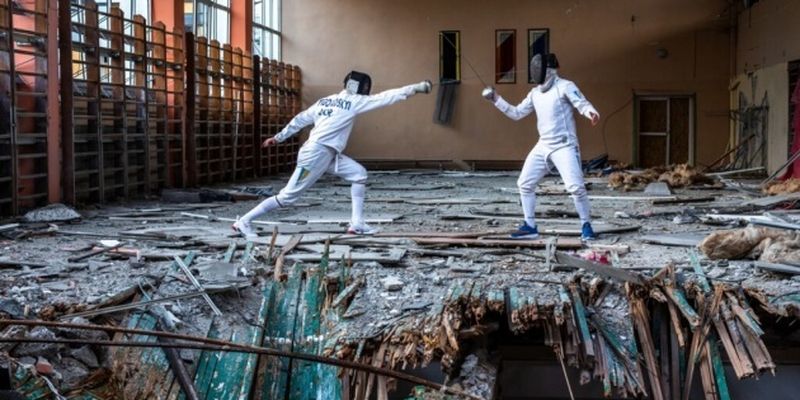Воронки на кортах и разбомбленные стадионы: украинские спортсмены показали руины