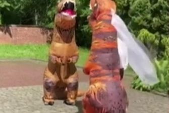 Пара из Львова пришли в ЗАГС в костюмах тираннозавров