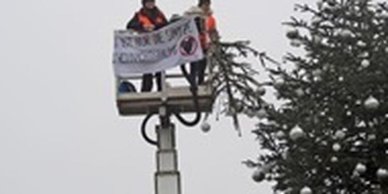 В Берлине экоактивисты отрезали верхушку главной елки