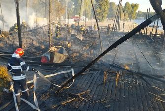 В киевском Гидропарке сгорел пляжный комплекс
