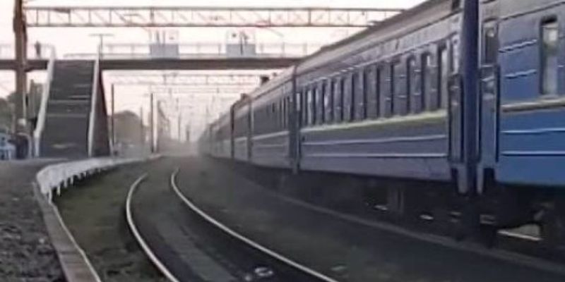 Пьяный мужчина выжил после падения под поезд в Бердянске