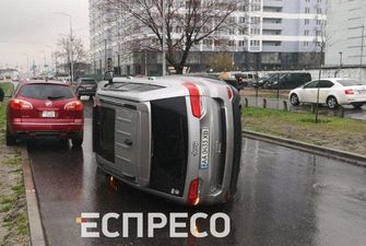 В Киеве перевернулось авто