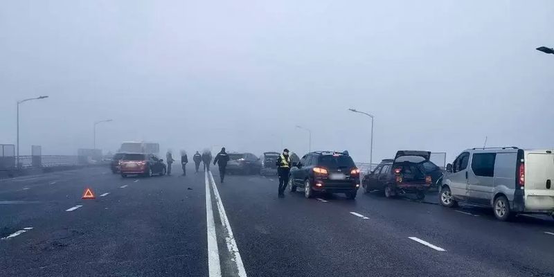 Во Львове из-за тумана на мосту столкнулось 27 автомобилей