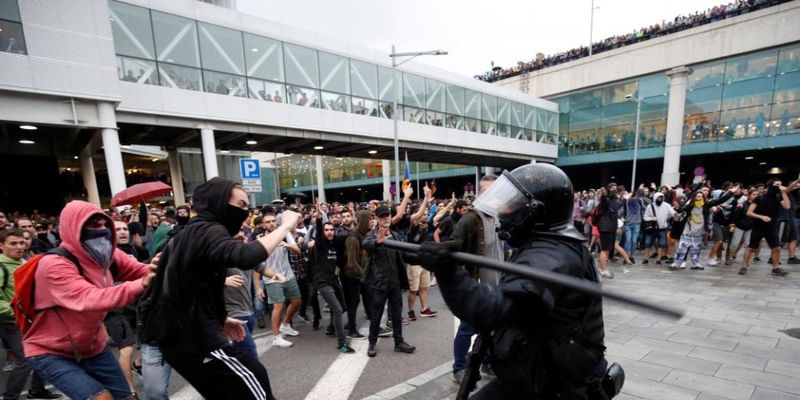 В аэропорту Барселоны произошли стычки между протестующими и полицейскими