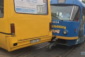 В Одессе переполненный пассажирами трамвай врезался в маршрутку