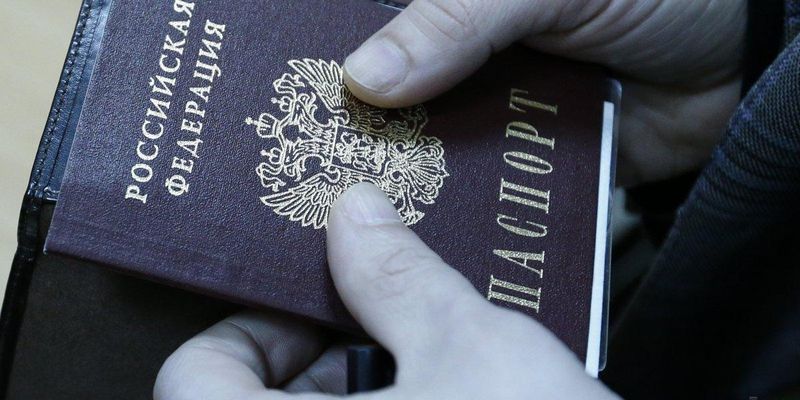 Кулеба считает недостаточно жесткой реакцию союзников Украины на российскую "паспортизацию" Донбасса