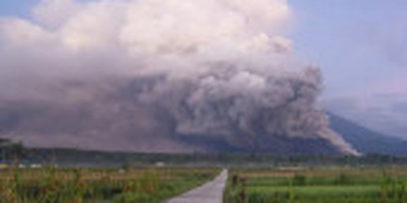 В Індонезії "прокинувся" вулкан Семеру: сотні людей евакуювали