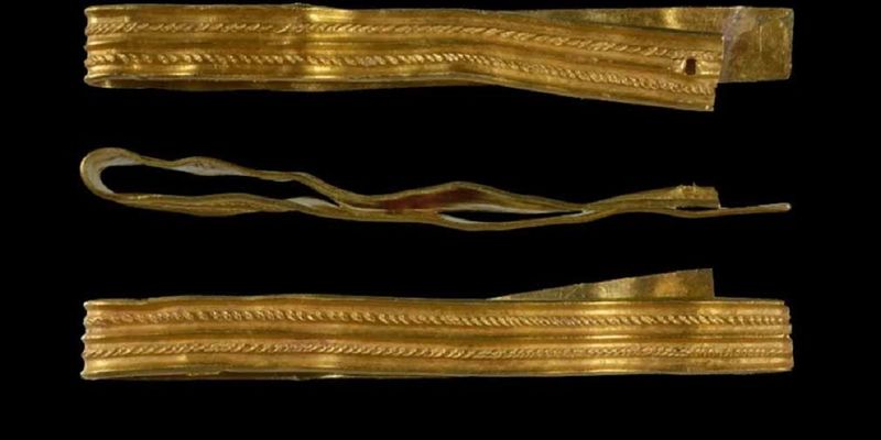В Британии 12-летний мальчик обнаружил золотой римский браслет "Армила" во время прогулки. Фото находки