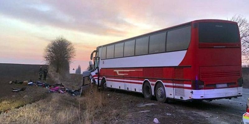 В Хмельницкой области в ДТП попал микроавтобус с переселенцами: есть погибшие