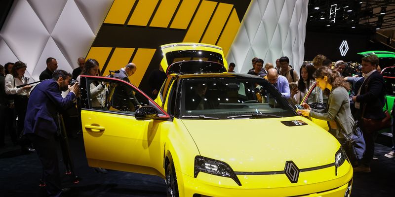 R5 E-Tech — новый электромобиль Renault с плетеной корзиной для багетов за €25 000. Это ремейк классической модели