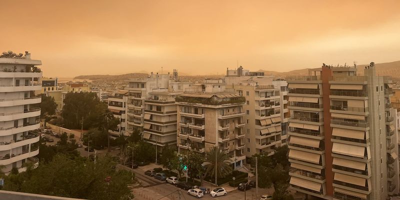 Грецию накрыла мощная песчаная буря: небо окрасилось в желтый, а в сети делятся апокалиптическими фото и видео