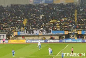 Павелко розважається. На матчі Україна – Естонія на центральній трибуні з’явився банер «Суркіс – х…ло»