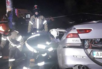 У Києві Alfa Romeo врізалась у стовп: водія діставали рятувальники