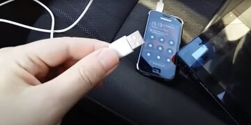 Як правильно заряджати телефон в автомобілі: що не можна робити